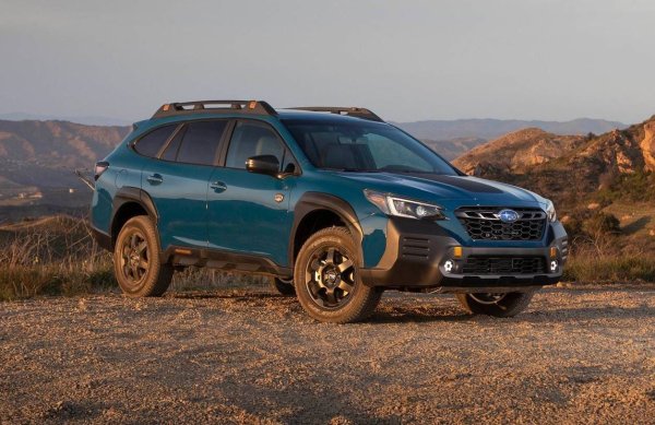 Ако живеете на място, където зимите са сурови, това превозно средство предлага страхотни възможности при лоши условия. Outback разполага с легендарното задвижване на четирите колела на Subaru, което го прави изключително способен при офроуд шофиране и ви дава много сцепление при сняг.
Въпреки че това е комби (което означава, че е по-ниско от SUV-овете), то все пак има достатъчно височина, за да се справи с дълбокия сняг. Друг фактор, който прави Outback едно от най-добрите превозни средства за сняг, е X-Mode на Subaru, който предоставя разширени възможности при заледени пътища. По същество това помага за по-добро сцепление при шофиране при по-ниски скорости върху лед, киша и сняг. Освен моделът е един от най-безопасните автомобили, като получи най-високата оценка от пет звезди от Euro NCAP, което ви дава допълнително спокойствие, когато шофирате в опасни условия. 
Отвътре това комби е просторно и удобно –  особено впечатляват отопляемите предни и задни седалки. Предлага се и с безключов достъп, така че не е нужно да сваляте ръкавиците си, когато се опитвате да влезете в колата през зимата.
